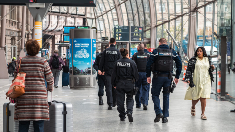 Patrouille de l'Unité opérationnelle franco-allemande avec des gendarmes et des policiers allemands dans la gare de Strasbourg.