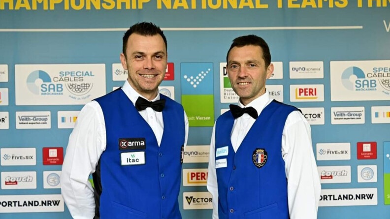 Le maréchal des logis-chef Mickaël Devogelaere (à gauche) et son équipier Jérôme Barbeillon (à droite) aux championnats du monde par équipes de billard français, à Viersen, en Allemagne.