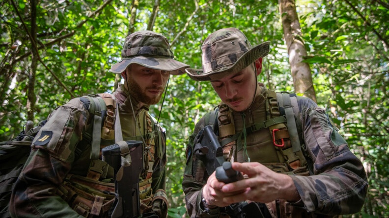 Militaires de l'EGM 13/5 utilisant un GPS en forêt.