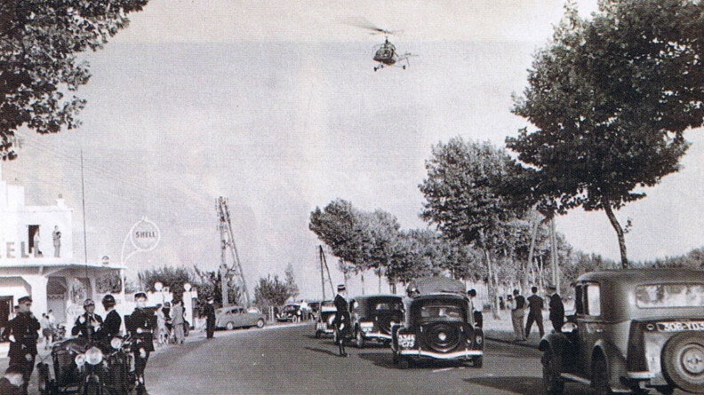 Photo de 1952 montrant un hélicoptère survolant une route lors d'une opération de sécurisation des flux routiers par la gendarmerie.