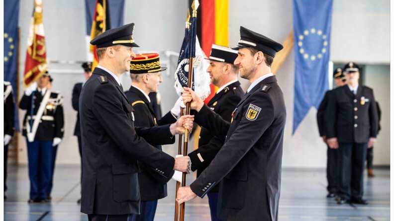 Echange de drapeaux entre les personnels de l'unités.