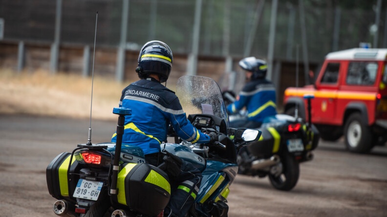 les gendarmes de l'EDSR sont sur leur moto et partent en patrouille