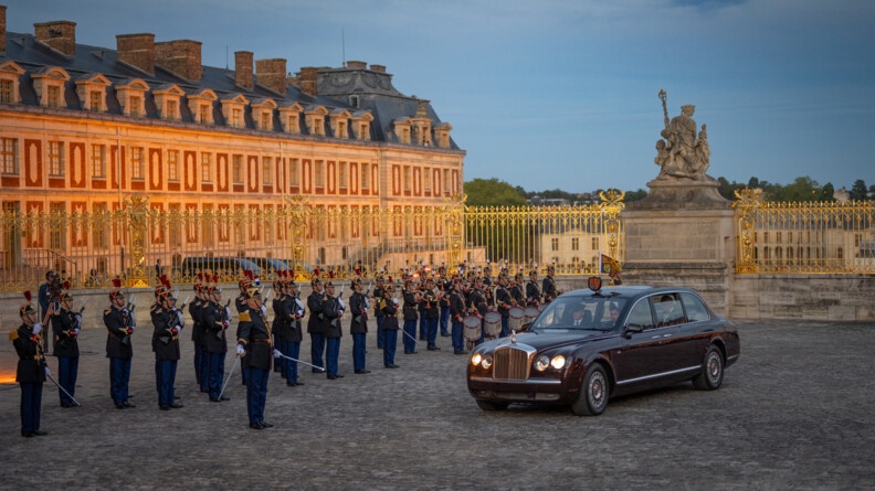 Arrivée au soleil couchant, du Roi Charles III et de la Reine Consor dans la cour du château de Versailles