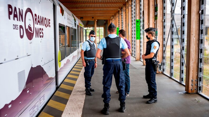 Patrouille de réservistes sur le quai du petit train conduisant au Panoramique des Dômes.
