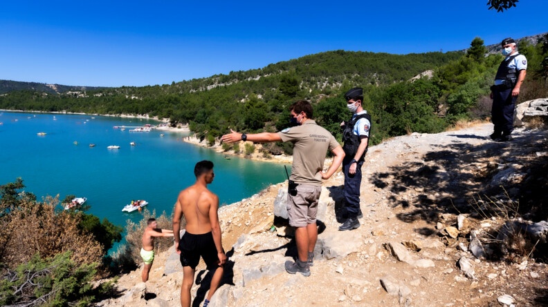 Opération de prévention sur les dangers des sauts depuis les falaises par les gendarmes et les écogardes.