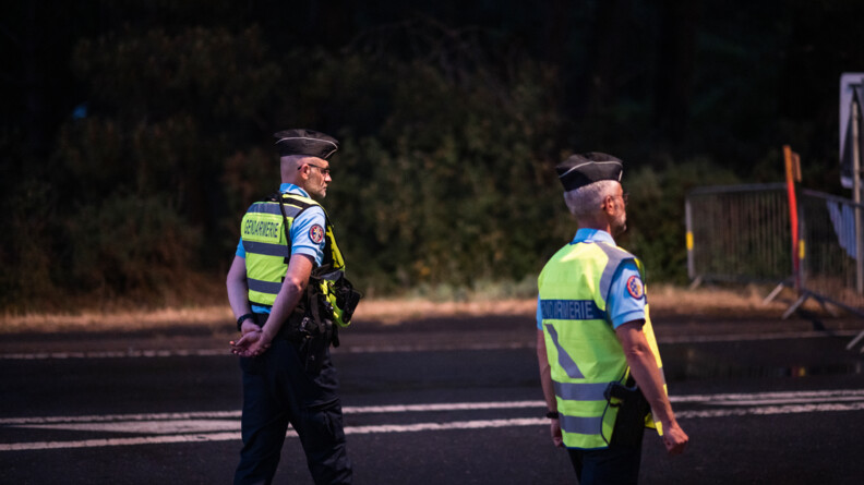 Deux gendarmes réservistes marchent vers un point fixe