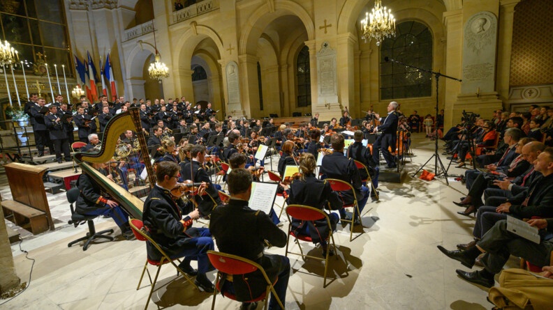 Vue très large de la cathédrale Saint-Louis, montrant l'orchestre, le choeur de l'armée française ainsi qu'un premier rang du public.