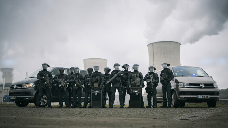 Les militaires du PSPG posent devant la centrale