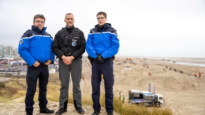 Photo des trois membres du CESAN de face sur la dune. Dans le fond on peut apercevoir le circuit des motos.