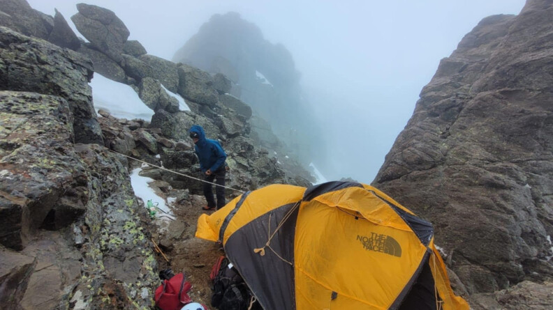 Au sommet du mont Cinto, dans le brouillard, la tente est installée.