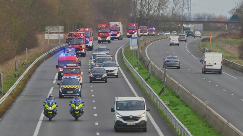 Escorte par des gendames des renforts de pompiers slovaque venus aider les pompirs français.