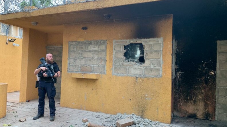 Un gendarme posté devant un mur de l'ambassade qui a été attaqué.