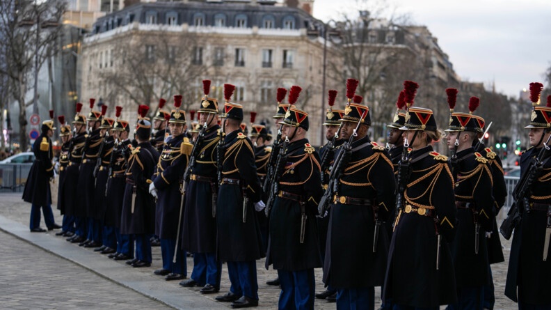 Parvis de l'Arc de Triomphe - troupe de gardes républicains en grande tenue.