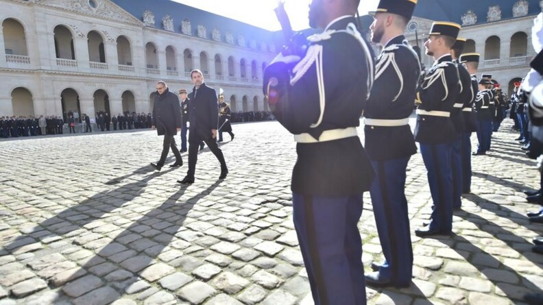 Revue des troupes lors de la cérémonie d'hommage aux morts de la gendarmerie.