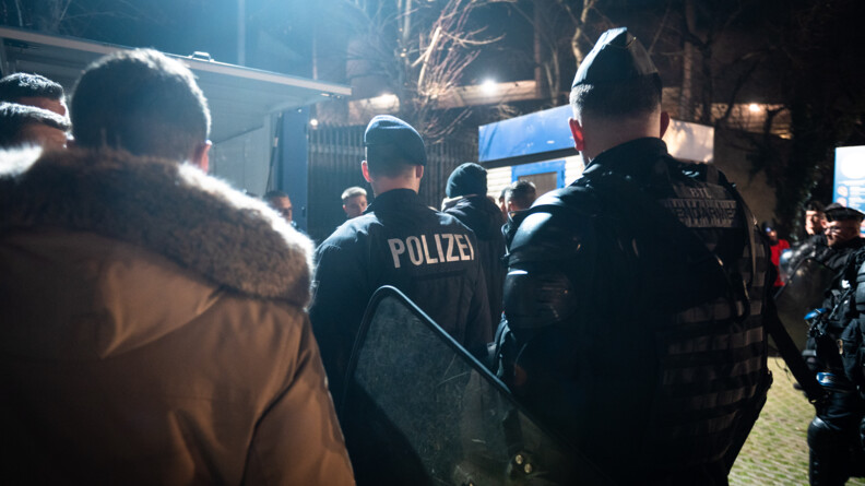 Sécurisation à l'extérieur du Parc des Princes, à Paris, avant le match PSG - Bayern Munich en ligue des Champions, le 14 février 2023, par un binôme de l'Unité opérationnelle franco-allemande (UOFA) composé d'un gendarme et d'un policier fédéral allemand.