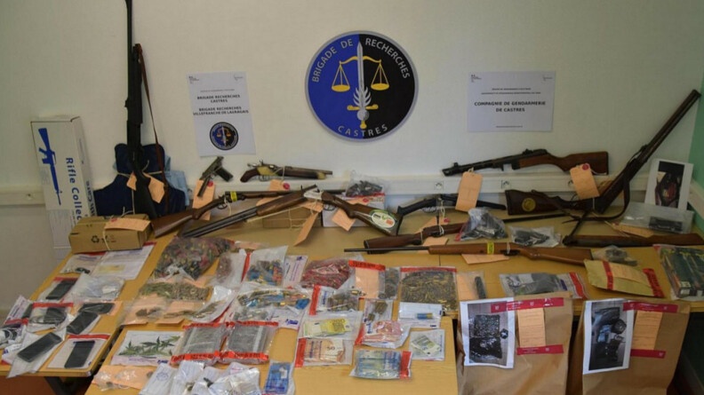 Outre les produits stupéfiants, les gendarmes ont saisi de nombreuses armes.