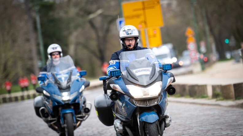 Deux motards de La Garde républicaine sécurisent le départ de la Course du coeur, mercredi 22 mars, au Bois de Boulogne, à Paris.