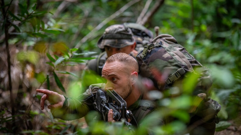 Militaires de l'EGM 13/5 s'entrainant au combat en forêt.
