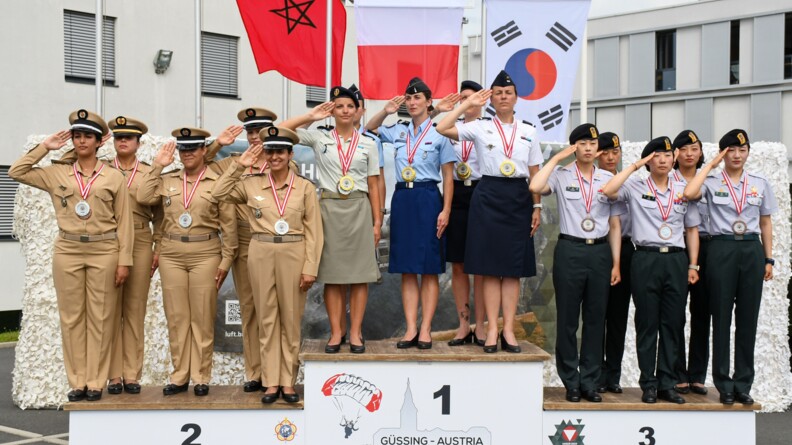 L'équipe de gendarmerie en parachute à la première place du podium lors de la coupe du monde militaire en Australie. En deuxième position le Maroc et en troisième la Corée du Sud.