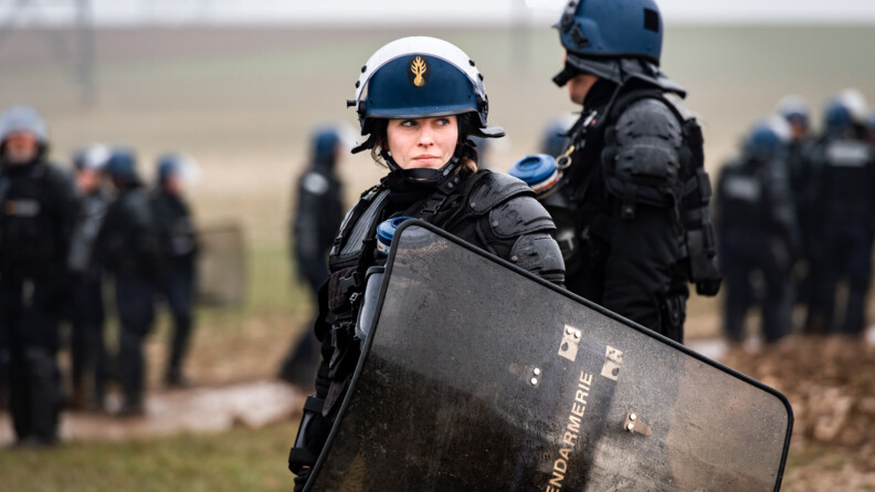 femme en gendarmerie mobile
