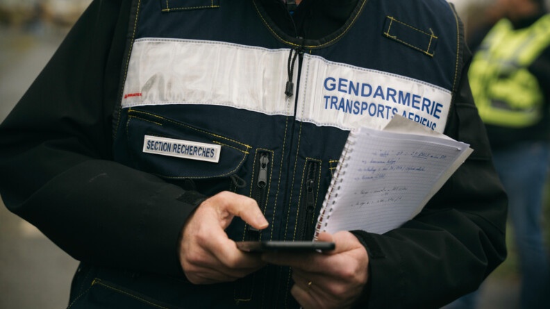 Gilet de la section recherches de la gendarmerie des transports aériens.