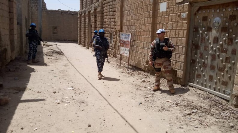 Patrouille à Tombouctou avec un gendarme et trois soldats maliens qui le suivent.