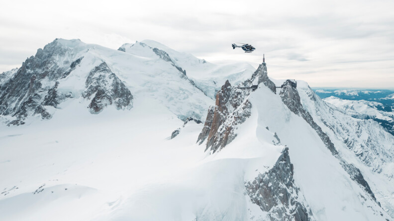 Un hélicoptère de la gendarmerie face au Mont-Blanc
