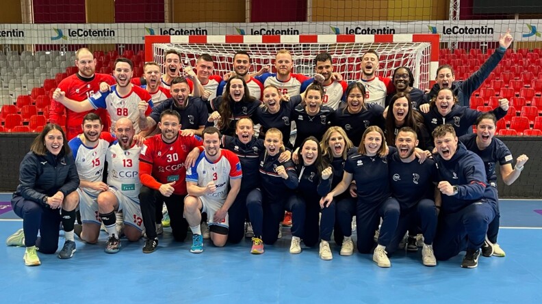 Groupe d'une trentaine de gendarmes et sportifs féminines et masculins de l'équipe de handball, sur le terrain en tenue de sport entrain de crier, comme un signe de victoire.