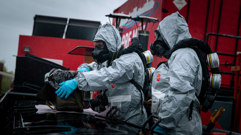 2 opérateurs inspectent le bateau en tenue réelle anti contamination