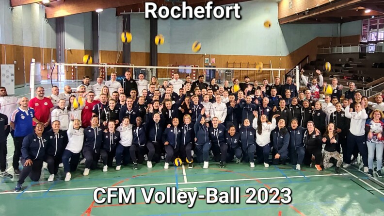 Photo de groupe des participants au Championnat de France militaire de volley-ball