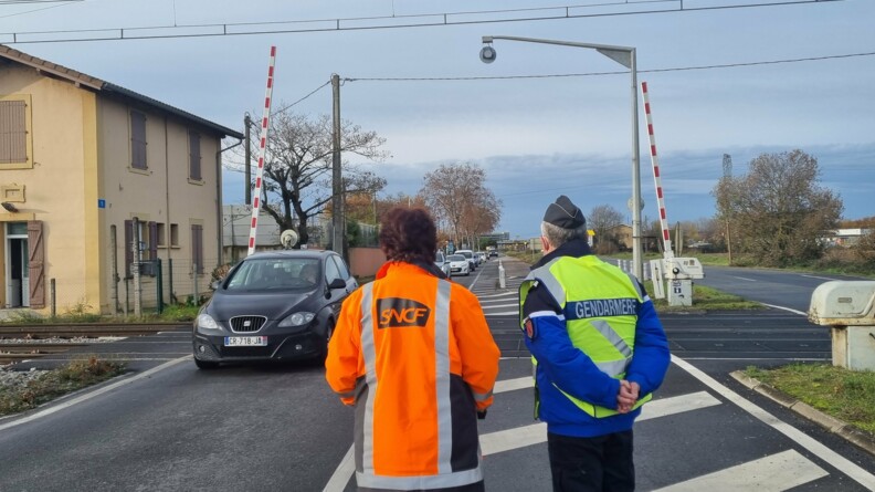 Opération de sensibilisation par la SNCF et les gendarmes de l'escadron départemental de sécurité routière de Haute-Garonne, dans le cadre de l'opération passage à niveaux.