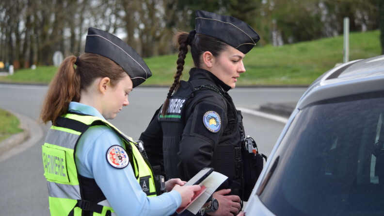 Deux gendarmes féminins procèdent au contrôle d'un véhicule