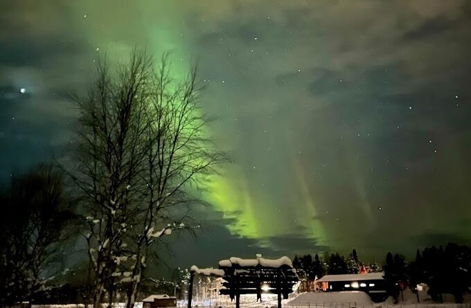 Une aurore boréale dans la nuit de la Laponie.