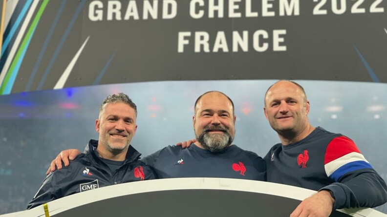 Jean-Luc, entouré à sa droite de Mathieu Brauge, team manager, et à sa gauche de William Servat, co-entraineur.