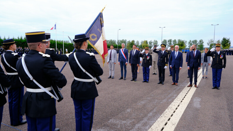 Dans la cour de l'école des sous-officiers de la gendarmerie de Dijon, les généraux saluent le drapeau tenu par des élèves gendarmes.