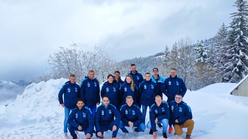 L'équipe de la gendarmerie de la course du coeur 2023 pose à l'arrivée dans les Alpes, le 26 mars.
