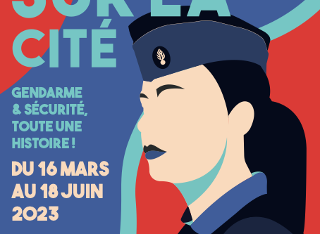 Affiche de l'exposition "Veiller sur la Cité" du Musée de la gendarmerie nationale, représentant une femme gendarme qui porte une coiffe.