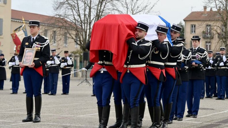 Hommage au major Maximilien Maes - ses camarades portent son cercueil