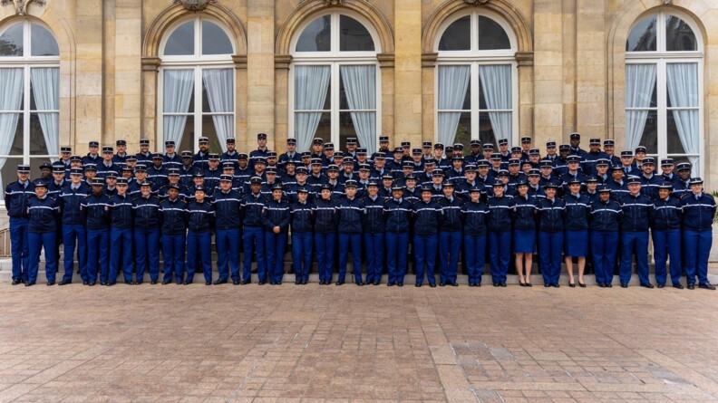 Photo présentant les élèves de la 129e promotion de l'École des Officiers de la Gendarmerie nationale