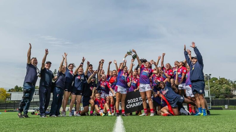 L'équipe de France militaire de rugby à XV brandit la coupe du monde militaire remportée en 2022 en Nouvelle-Zélande.
