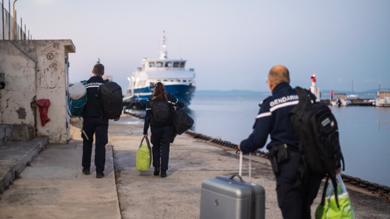 Trois gendarmes quittent la continent pour partir direction l'ile du levant.