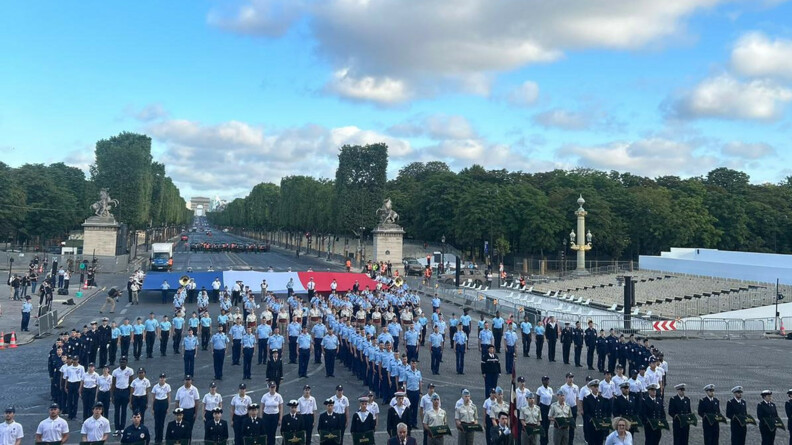 Les jeunes dont des cadets et réservistes de la gendarmerie nationale forment une croix de Lorraine pour l'animation finale du défilé.