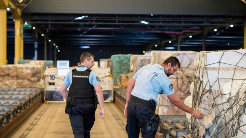 Contrôle dans la zone fret de l'aéroport de Roissy par des militaires de la gendarmerie des transports aériens (GTA).