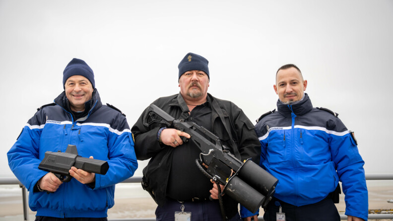 Photo de trois gendarmes dont un tenant le pistolet permettant de neutraliser les drones ennemis à 500 mètres puis un autre tenant la un fusil de la taille au dessus permettant de neutraliser un drone à 1000 mètres.