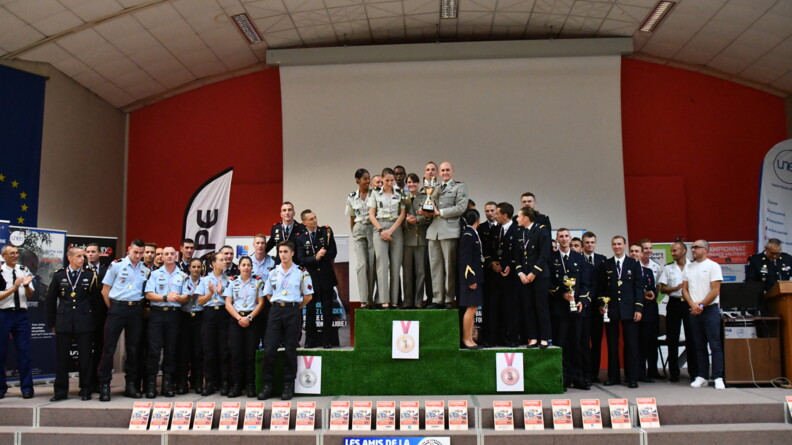Tous les médaillés, en tenue militaire, réunis sur scène pour le podium du challenge des armées.