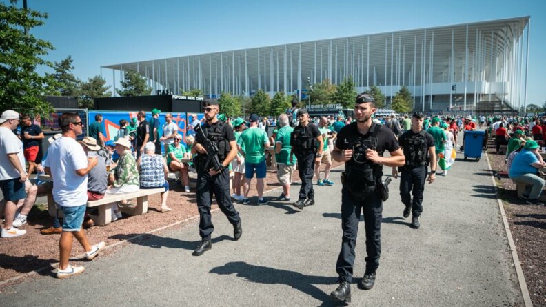 Patrouille de quatre gendarmes mobiles sur le parvis du stade de Bordeaux, avant le match Irlande - Roumanie, samedi 9 septembre.