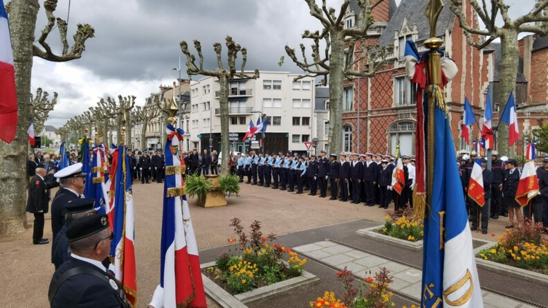 Les portes drapeaux sont alignés sur la place de MOntluçon face aux autorités militaires. On aperçoit les autorités civiles et les invités au fond de la place.