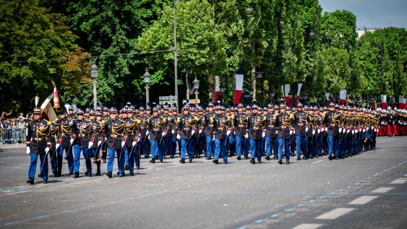 La promotion de l'EOGN, Connétable de France Bertrand du Guesclin défile sur les Champs-ELysées