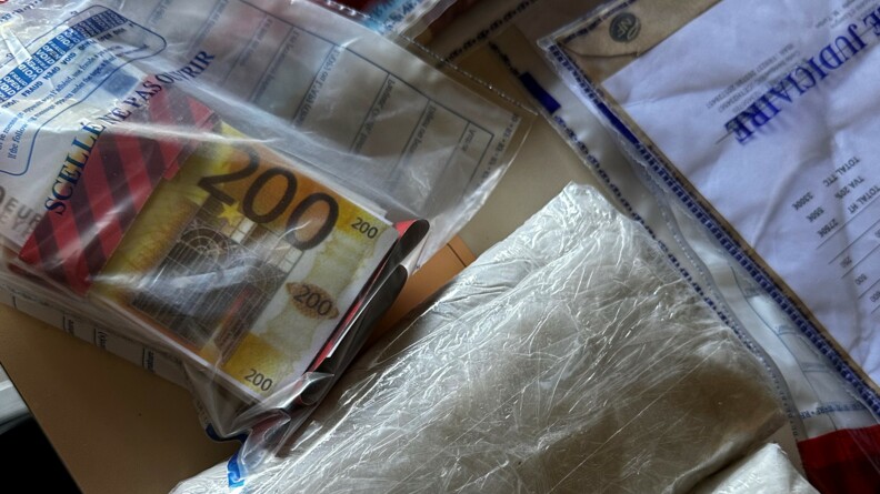 Parmi les indices trouvés par les cadets, se trouvent de faux billets de 200 euros que l'on voit sur l'image, ainsi que de la fausse drogue posée juste à coté des billets.