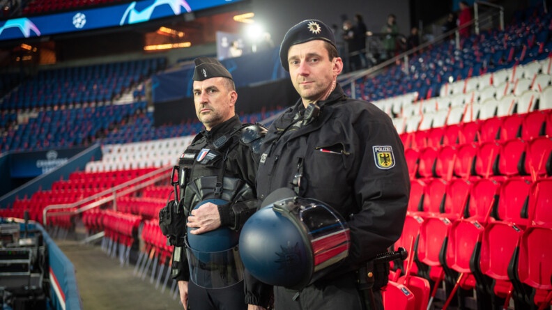 Policier fédéral allemand et gendarme français de l'Unité opérationnelle franco-allemande, en mission de sécurisation dans l'enceinte du Parc des Princes, le 14 février 2023, avant le match de Ligue des Champions entre le PSG et le Bayern Munich.